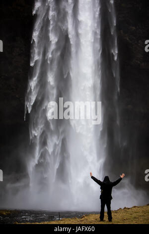 Berühmte Seljalandsfoss ist einer der schönsten Wasserfälle auf der Island. Es befindet sich im Süden der Insel. Stockfoto