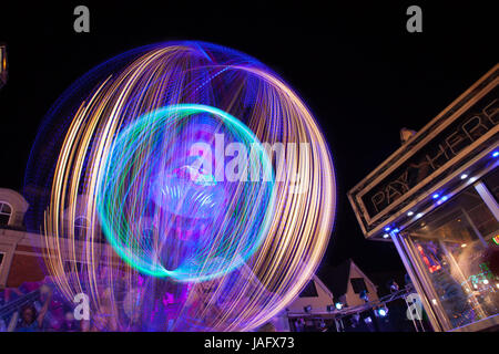 Lichtspuren von der „Body Count“-Fahrt auf der Michaelmas Street Fair in Banbury. Stockfoto