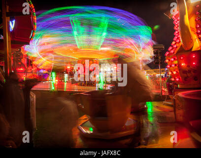 Lichtspuren von der „Extreme“-Fahrt im Witney Feast, Witney, Oxfordshire Stockfoto