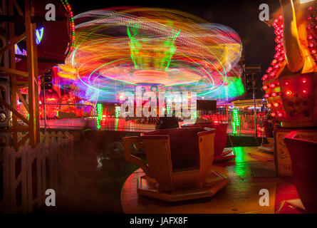 Lichtspuren von der „Extreme“-Fahrt im Witney Feast, Witney, Oxfordshire Stockfoto