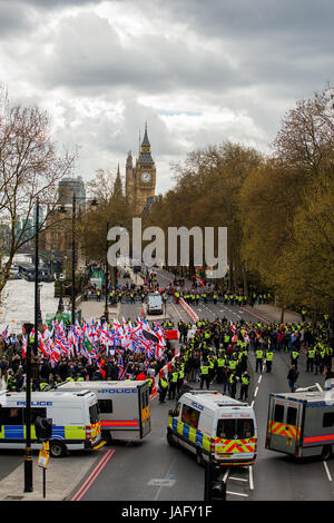 EDL / Britain First rally mit Zähler-Demo durch die Unite Against Fascism Bewegung im Zentrum von London. Polizei eskortierte die Demos um Recht und Ordnung zu halten. Stockfoto