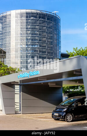 Ein Blick auf das Elektrofahrzeug Ladestation vor der Glaeserne Manufaktur, Gläserne Manufaktur in Dresden, Sachsen, Deutschland, Europa Stockfoto