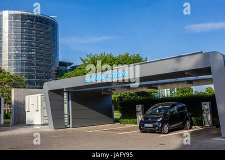 Ein Blick auf das Elektroauto Ladestation vor der "Glaeserne Manufaktur', Transparent Factory in Dresden, Sachsen, Deutschland, Europa Stockfoto