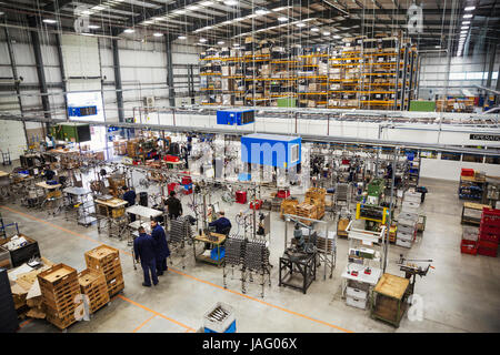 Erhöhte Ansicht über den Fabrik Boden und Montage in einer Fahrradfabrik. Stockfoto