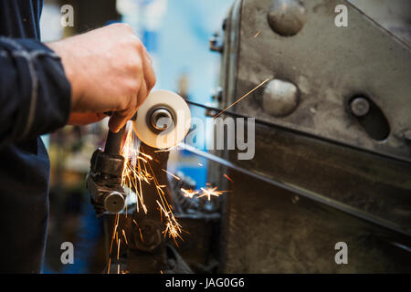 Nahaufnahme des Arbeitnehmers in eine Schusterwerkstatt mit Hilfe einer Maschine. Stockfoto