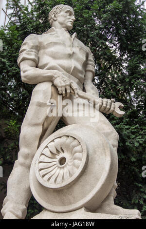 Belgrad, Serbien - Sozialrealismus Stil Steinstatue des arbeiten Menschen aus der jugoslawischen kommunistischen Ära Stockfoto