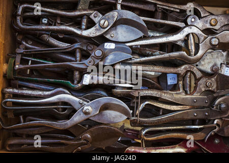 Draufsicht auf eine Schachtel mit alten rostigen getragen Metall Schere, Blechschere und Zange in einem Workshop. Stockfoto