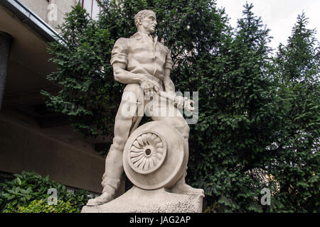 Belgrad, Serbien - Sozialrealismus Stil Steinstatue des arbeiten Menschen aus der jugoslawischen kommunistischen Ära Stockfoto