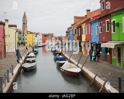 Venedig. Ein schmaler Kanal Wth Boote vertäut und eine Terrasse von bunt bemalten Hausfassaden. Stockfoto