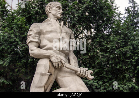 Belgrad, Serbien - Sozialrealismus Stil Steinstatue des arbeiten Menschen aus der jugoslawischen kommunistischen Ära Stockfoto