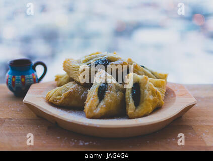 Haiose. Traditionelle rumänische Dessert mit Blätterteig und Lot Marmelade Stockfoto