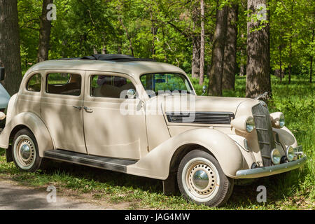 Die Ukraine ist Kiew 29. April 2017: Vorbereitung der Dodga Fluib fahren Sie nach Ausstellungen der alten Auto-Land-2017 Stockfoto