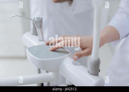 Fühle mich im Moment. Medizinisches Spezialwerkzeug auf die Unterstützung stehen, werden steril und bereit für die Arbeit Stockfoto