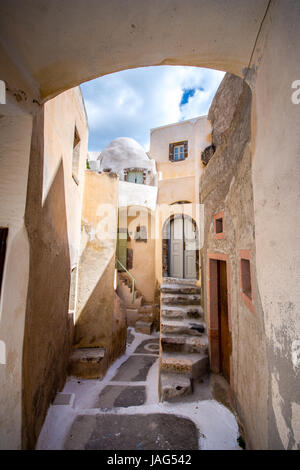 Enge Nachbarschaft an der alten traditionellen Dorf Emporio, Santorini, Griechenland. Stockfoto