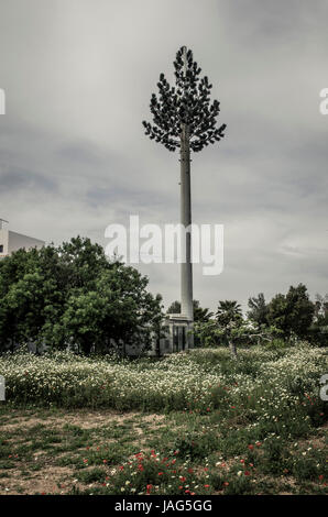 Fernmeldeturm arial als Baum verkleidet Stockfoto