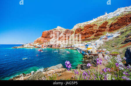 Der alte Hafen von Ammoudi unter dem berühmten Dorf Ia auf Santorin, Griechenland. Stockfoto