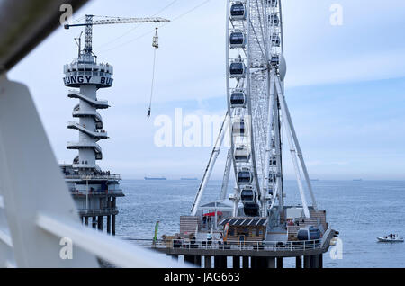 De Pier traf Het Reuzenrad, Op de Achtergrond Vrachtschepen Op de Noordzee. Den Haag Strand, Scheveningen - der Pier mit Riesenrad auf der staatlich Stockfoto