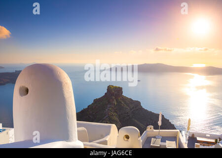 Blick am Abend von Fira, Caldera, Vulkan von Santorini, Griechenland mit Kreuzfahrtschiffen bei Sonnenuntergang. Dramatischer Wolkenhimmel. Stockfoto