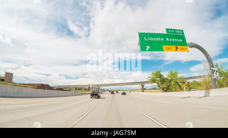 Denver, Colorado, USA-Mai 27, 2017.  POV Sicht - fahren die Nord Autobahn I25. Stockfoto