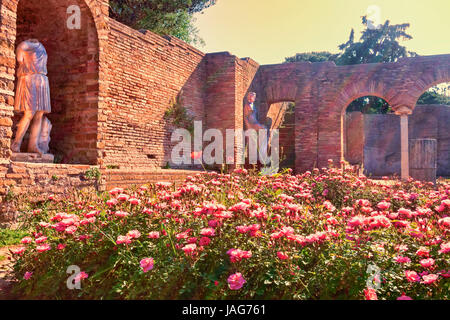 Sonnenuntergang Blick auf den Innenhof Ruinen von Domus della Fortuna Annonaria - ein reiches Haus in der Ausgrabungsstätte Ostia Antica - Rom Stockfoto