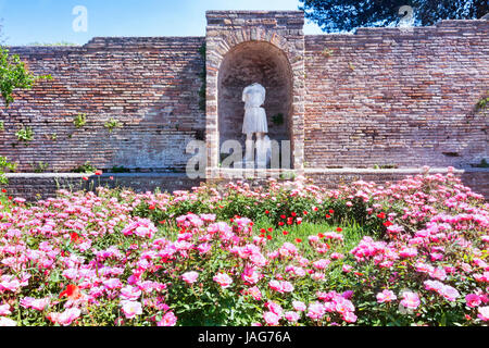 Blick auf die Domus della Fortuna Annonaria Hof Ruinen und Diana-Statue in der Ausgrabungsstätte Ostia Antica - Rom Stockfoto