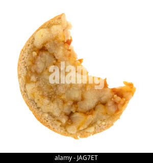 Eine angebissene Mini Käse Bagel isoliert auf einem weißen Hintergrund. Stockfoto