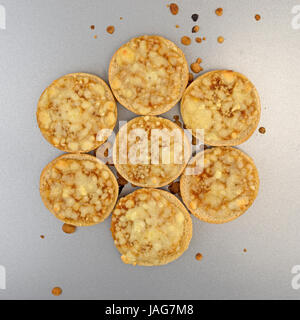 Draufsicht der frisch gebackene Mini-Käse-Brötchen auf ein Backblech grau. Stockfoto