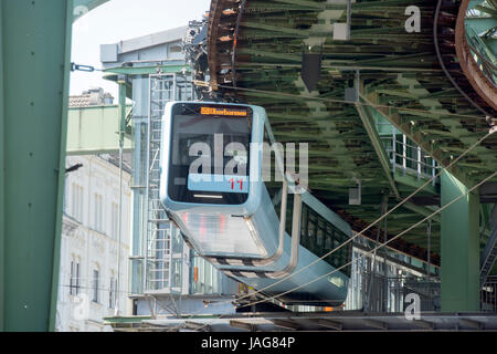 Deutschland, Nordrhein-Westfalen, Wuppertal-Vohwinkel, Schwebebahn, Neue Garnitur (2016) Stockfoto