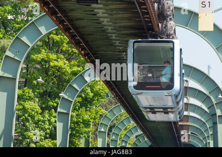 Deutschland, Nordrhein-Westfalen, Wuppertal-Vohwinkel, neue Garnitur der Schwebebahn auf der Kaiserstraße Stockfoto