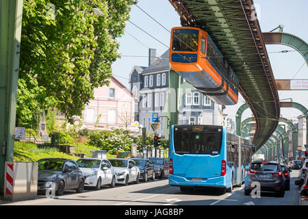 Deutschland, Nordrhein-Westfalen, Wuppertal-Vohwinkel, Schwimmende Straßenbahn Stockfoto