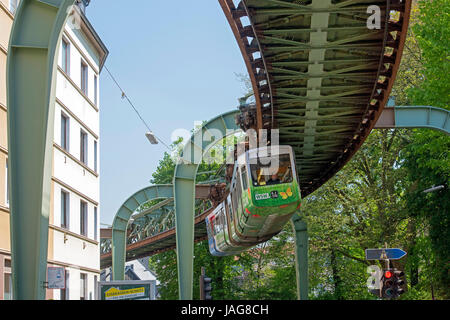 Deutschland, Nordrhein-Westfalen, Wuppertal-Vohwinkel, Schwebebahntrasse in der Kaiserstrasse Stockfoto