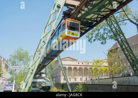 Deutschland, Nordrhein-Westfalen, Wuppertal-Elberfeld, Schwebebahn Über der Wupper Beim Landgericht Stockfoto