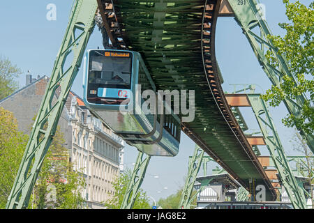 Deutschland, Nordrhein-Westfalen, Wuppertal-Elberfeld, Neue Garnitur (Seit 2016) der Schwebebahn Über der Wupper Beim Landgericht Stockfoto