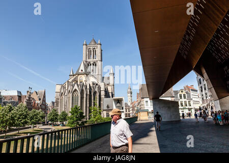 Heckansicht des St.-Nikolaus Kirche (Sint-Niklaaskerk), eines der bekanntesten Wahrzeichen in Gent, Belgien.  Unterhalb des Rathauses fotografiert Stockfoto