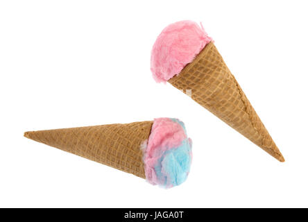 Rosa und blaue Zuckerwatte geformt als Eis in Zuckertüten isoliert auf einem weißen Hintergrund. Stockfoto