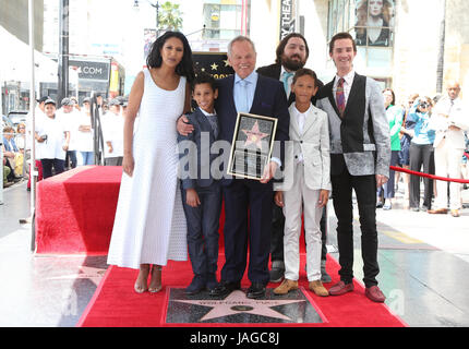 Wolfgang Puck geehrt mit Stern auf dem Hollywood Walk Of Fame mit: Gelila Assefa, Wolfgang Puck, Byron Puck, Alexander Wolfgang Puck, Cameron Puck, Oliver Wolfgang Puck wo: Hollywood, Kalifornien, Vereinigte Staaten, wann: 26. April 2017 Kredit: FayesVision/WENN.com Stockfoto