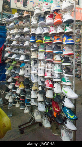 Trainer und Sportschuhe auf Diplay stehen in Jalan Petalang Open-Air-Markt, Kuala Lumpur, Malaysia Stockfoto