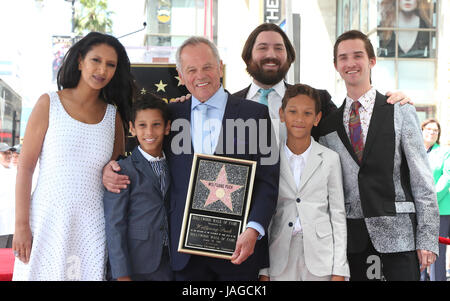 Wolfgang Puck geehrt mit Stern auf dem Hollywood Walk Of Fame mit: Gelila Assefa, Wolfgang Puck, Byron Puck, Alexander Wolfgang Puck, Cameron Puck, Oliver Wolfgang Puck wo: Hollywood, Kalifornien, Vereinigte Staaten, wann: 26. April 2017 Kredit: FayesVision/WENN.com Stockfoto