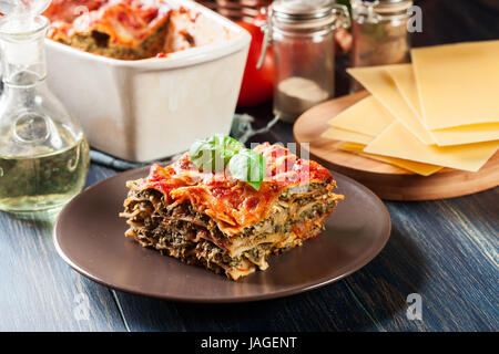 Stück leckeren heißen Lasagne mit Spinat auf einen Teller. Italienische Küche. Stockfoto
