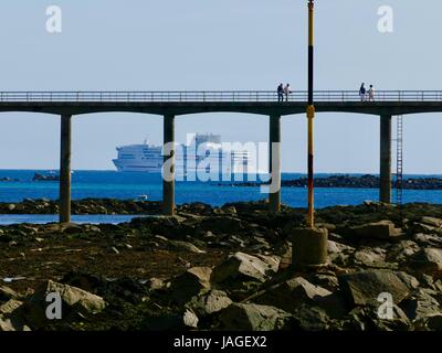 Bretagne Fähre Hafen verlassen, während Menschen zu Fuß entlang der Roscoff Passerelle, Pier. Roscoff, Frankreich Stockfoto