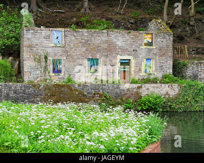Verlassene Gebäude am Cromford-Kanal, Derbyshire, mit gemalten Fenstern Stockfoto