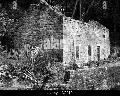 Verlassene Gebäude am Cromford-Kanal, Derbyshire, mit gemalten Fenstern Stockfoto