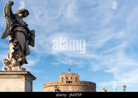 Statuen des Engels auf der Pont Sant Angelo mit dem Castel Sant Angelo in den Hintergrund, Rom, Italien Stockfoto