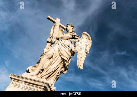 Statue eines Engels mit Kreuz auf der Pont Sant Angelo, Rom, Italien Stockfoto