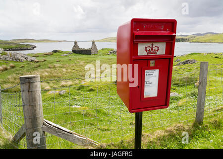 Ländliche Royal Mail Briefkasten, Insel Great Bernera, Isle of Lewis, Western Isles, äußeren Hebriden, Schottland, Vereinigtes Königreich Stockfoto