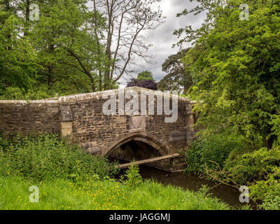 Brücke über Birdforth Beck, Sessay. Von historischen England als eine Brücke der "besonderen architektonischen oder historischen Interesse" angesehen. Stockfoto