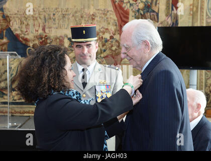 Sylvie Bermann, misst der französische Botschafter nach Großbritannien die Légion d ' Honneur Medaille Signalman Douglas Boothman seinerseits an den d-Day Landungen in der Normandie heute vor 73 Jahren an der Residenz des Botschafters im Zentrum von London. Stockfoto