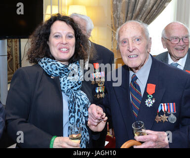 Sylvie Bermann, der französische Botschafter nach Großbritannien mit Cyril Scoffield, nachdem sie ihn mit der Légion d ' Honneur Medaille für seine Rolle in der d-Day Landungen in der Normandie vor 73 Jahren heute, der Residenz des Botschafters im Zentrum von London vorgestellt. Stockfoto