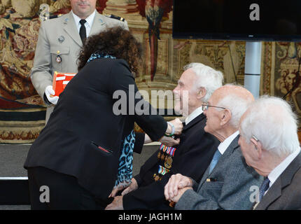 Sylvie Bermann, präsentiert der französische Botschafter nach Großbritannien Leslie George Petty Officer, der Légion d ' Honneur Medaille für seine Rolle in der d-Day Landungen in der Normandie heute vor 73 Jahren an der Residenz des Botschafters im Zentrum von London. Stockfoto