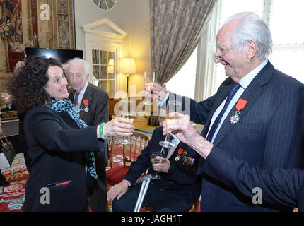 Sylvie Bermann, der französische Botschafter nach Großbritannien mit Douglas Boothman, nachdem sie ihn mit Légion d ' Honneur Medaille für seine Rolle in der d-Day Landungen in der Normandie vor 73 Jahren heute, der Residenz des Botschafters im Zentrum von London vorgestellt. Stockfoto